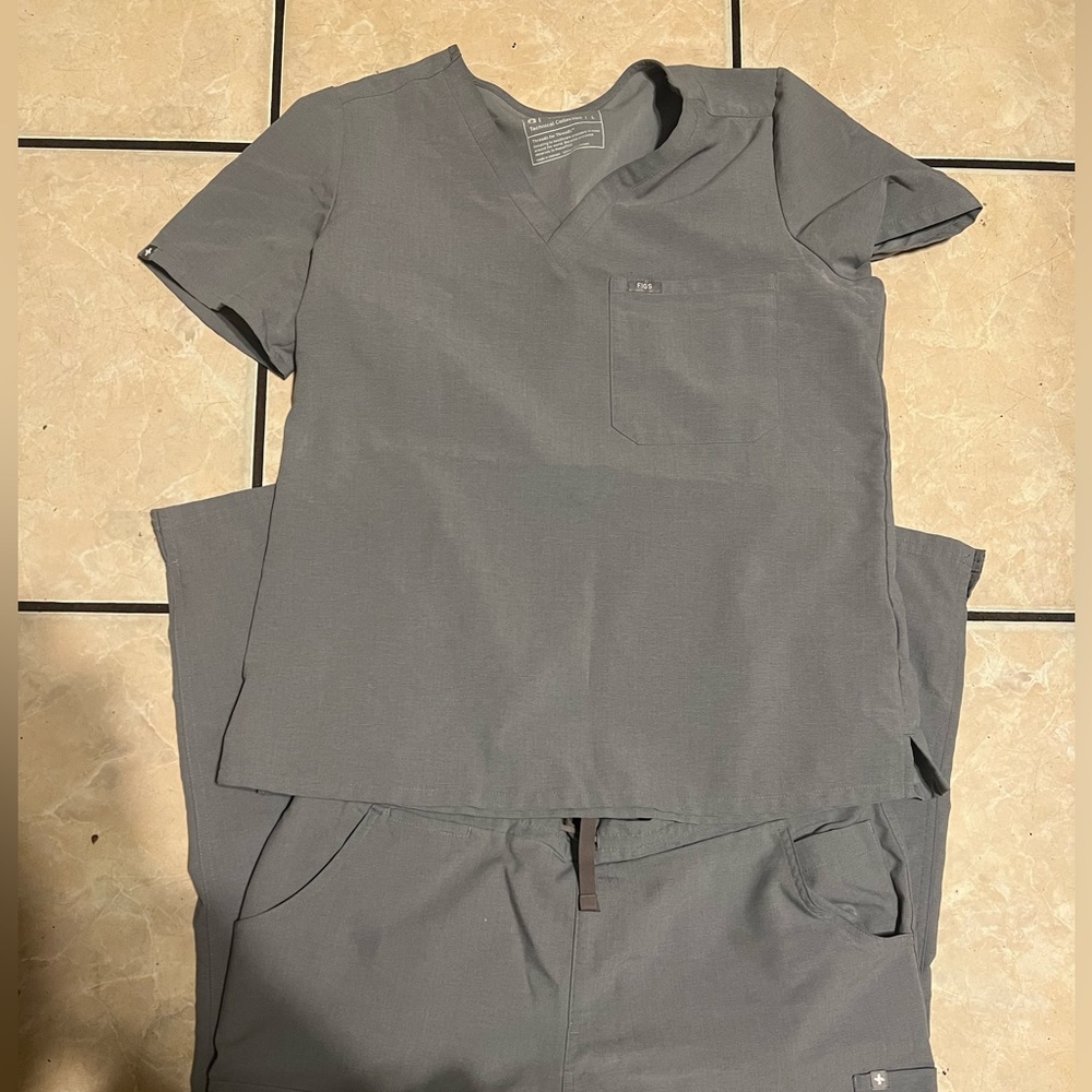 Figs Size L